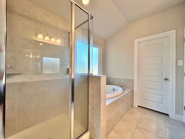 Building Photo - Charming 4/BR 2/BA Home with 2-Car Garage and Private Fenced Backyard