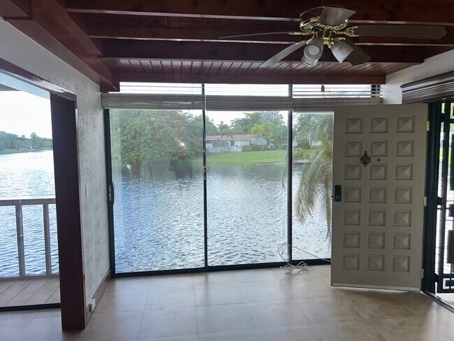 Building Photo - 6614 Miami Lakes Dr