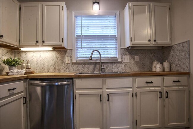 Building Photo - 587 Wedgewood Dr