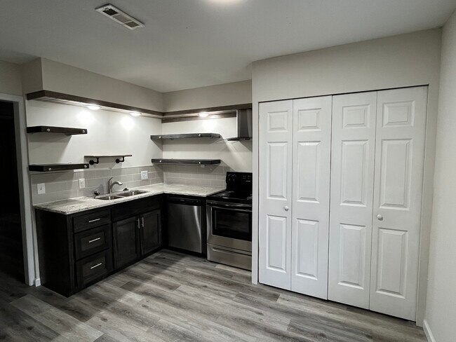 Building Photo - 1220 Apple Glen St