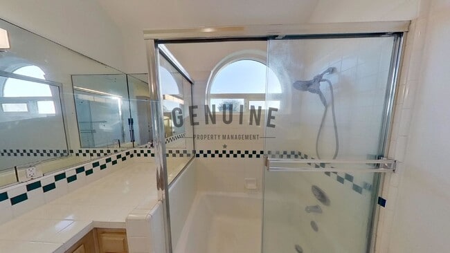 Building Photo - Beautiful 3BD 3.5BA Townhome in Newport Heights