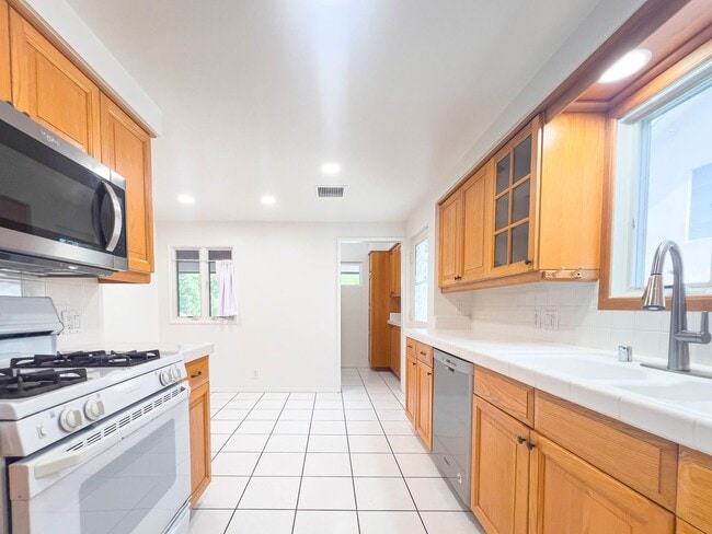 Building Photo - Spacious 3BR Home in Prime Burbank!