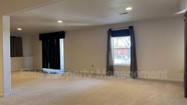 Building Photo - 629 W Kenosha Dr