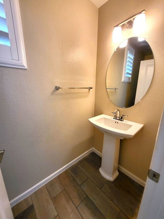 Building Photo - 4 Bedroom House with Community Pool, Baseb...