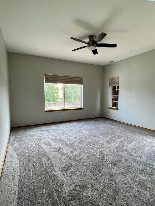 Building Photo - South Richland Freshly Updated w/Bonus