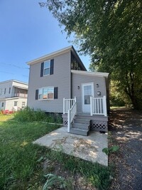 Building Photo - Spacious 3-4 Bedroom, 2 Bath Home for Rent...