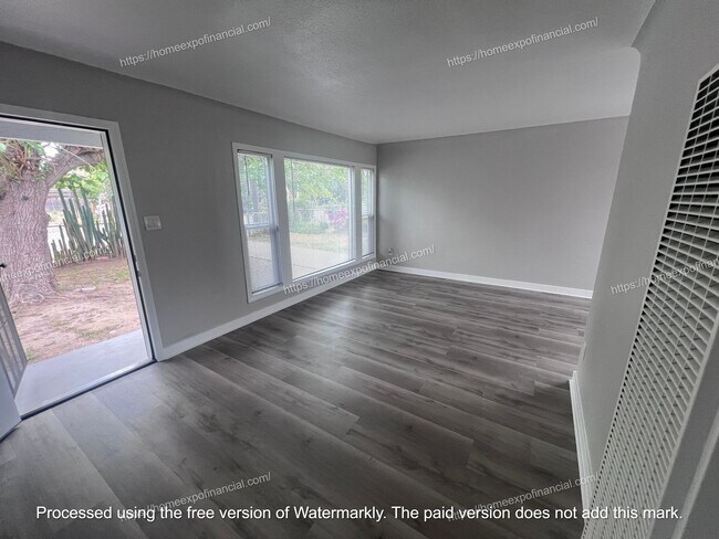 Building Photo - 370 W 44th St