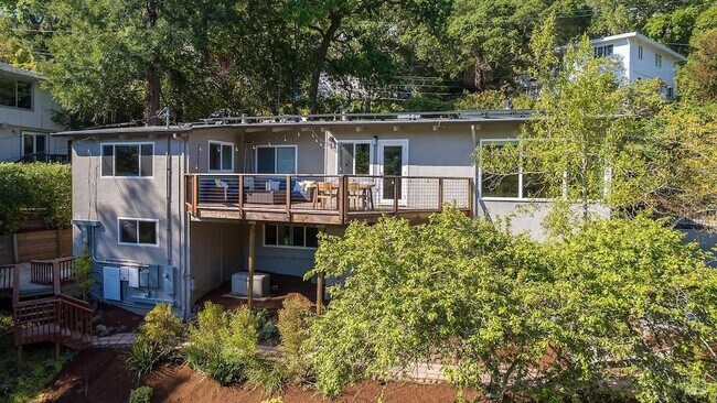 Building Photo - 5 Oak Springs Dr