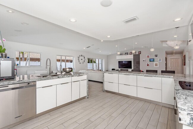 Building Photo - 16931 SW 5th Ct