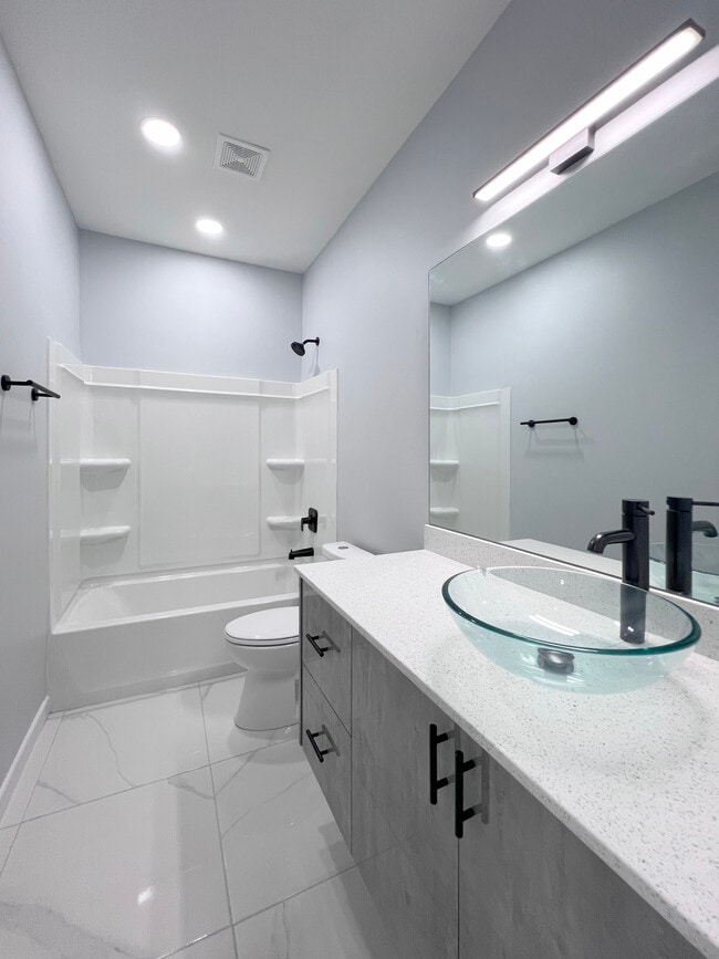 Building Photo - 913 N Woodson Ave