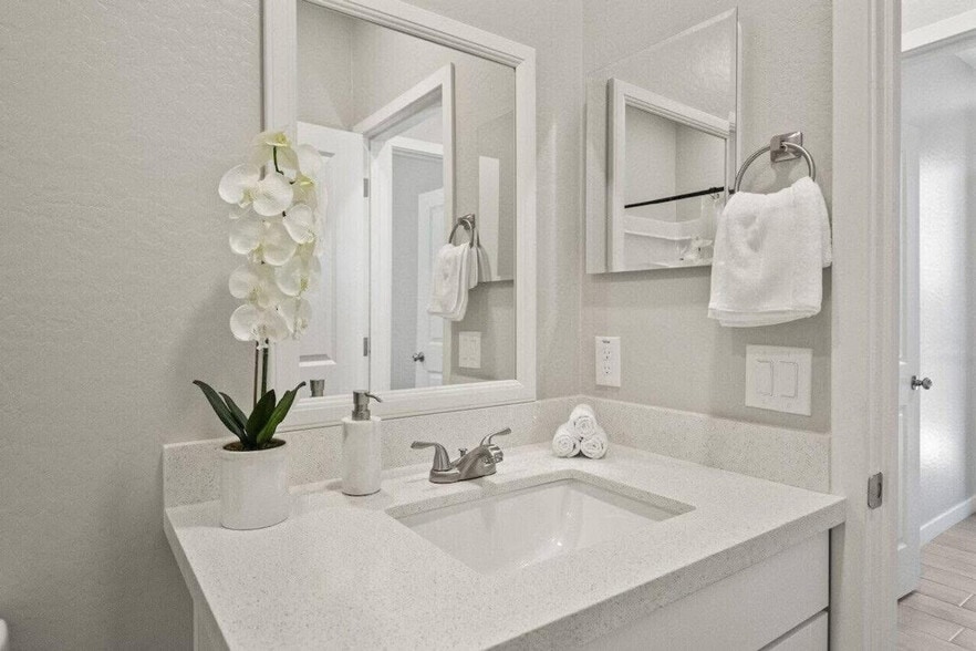 Building Photo - 6612 W Paradise Ln