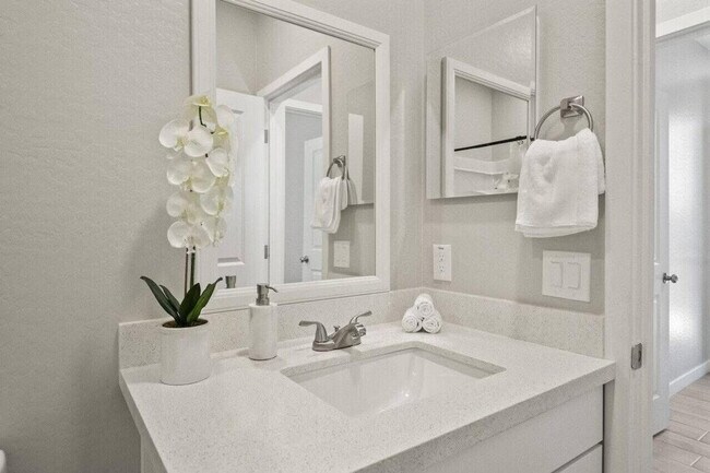 Building Photo - 6612 W Paradise Ln