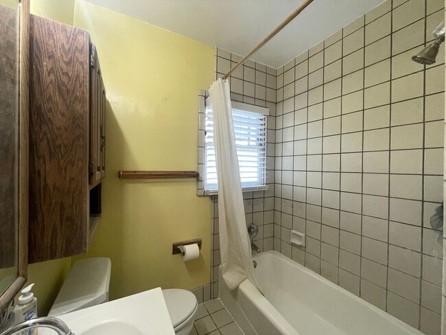Building Photo - WILLOW GLEN - Well Maintained 2/1.5 In Bea...