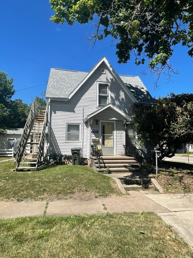 Building Photo - RENT SPECIAL - RENT REDUCED!!  2 Bedroom, 1 Bathroom apartment in great CF location!