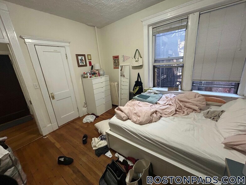 Building Photo - 463 Park Dr