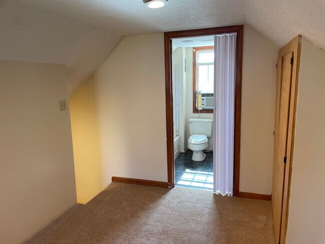 Building Photo - Quiet Country Living - 2BR / 2BA