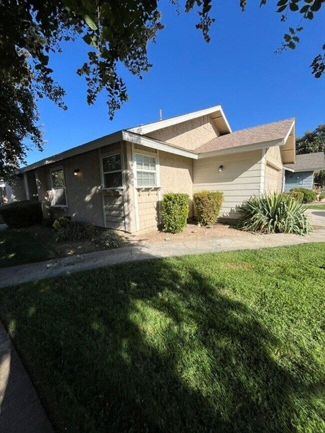 Building Photo - 2313 N Gowdy St