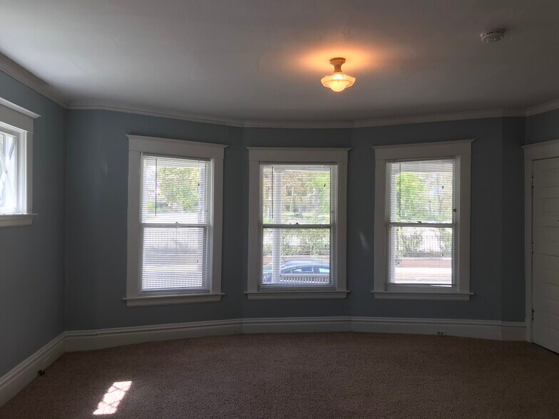 Building Photo - 128 Luton Ave SE