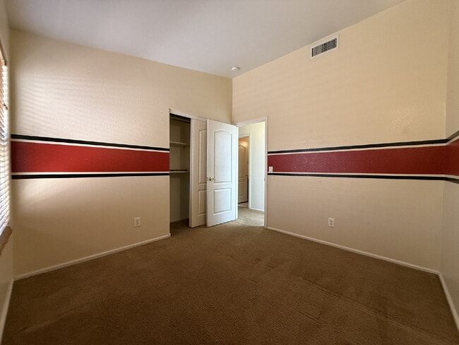 Building Photo - "Charming 3-Bed, 2-Bath in the beautiful Crystal Gardens Lake Community  – Your Perfect Home Awai...