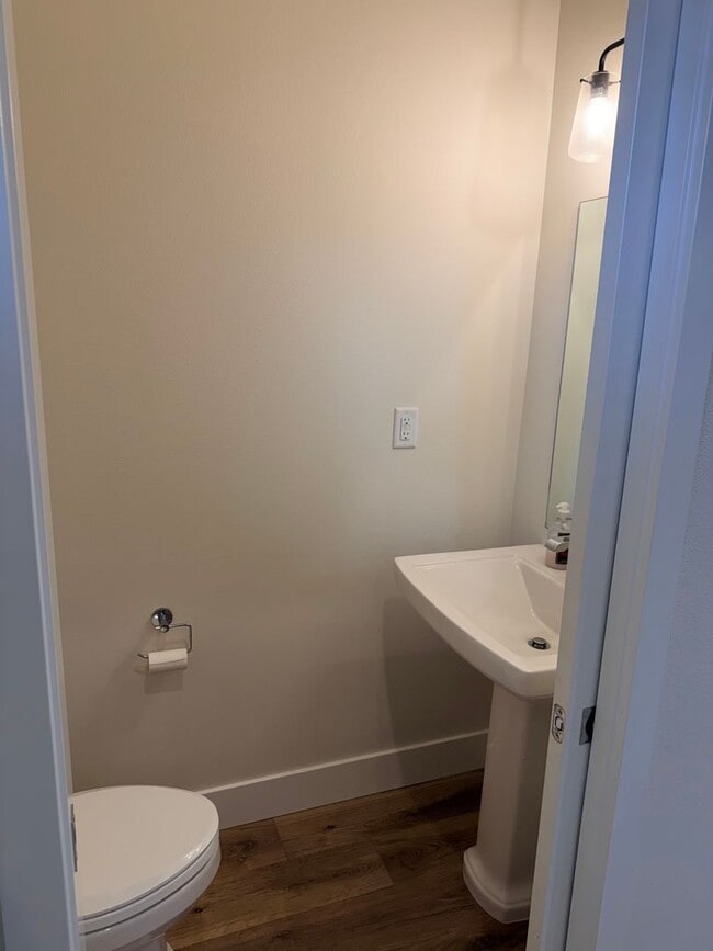 Building Photo - 4 bed/3.5 Bath Townhouse in Richmond Neigh...