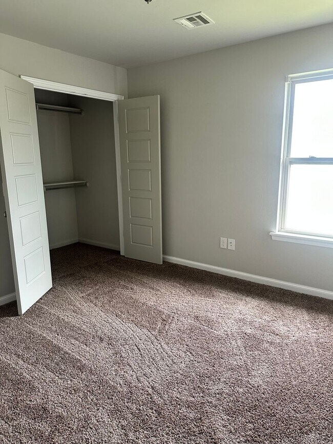 Building Photo - FIRST MONTH FREE - 4 BEDROOMS!