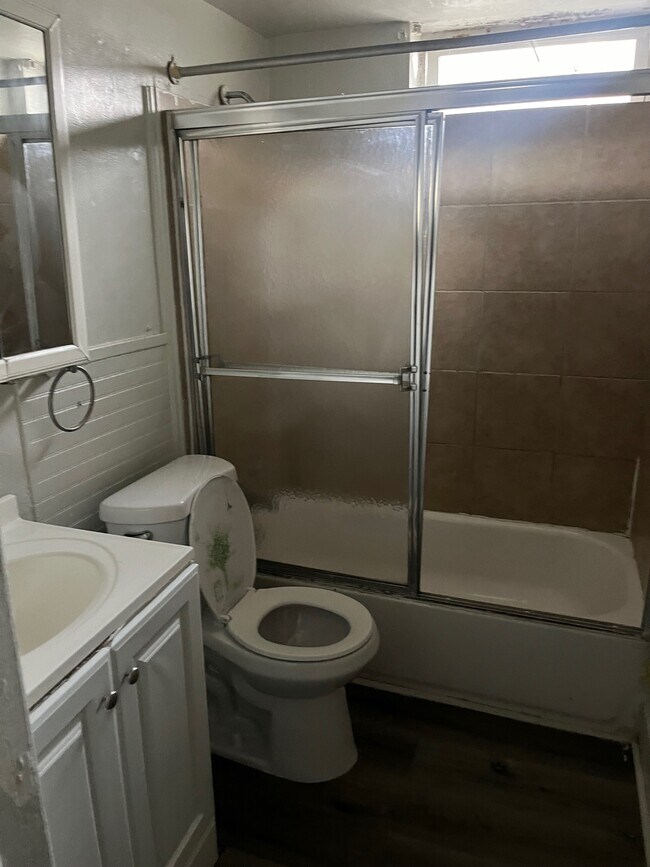 Building Photo - 419 Gusryan St