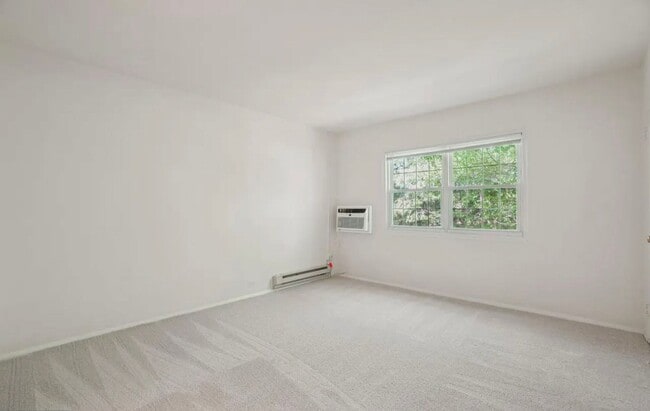 Building Photo - Charming Tree-Top Condo in Historic Parkfa...