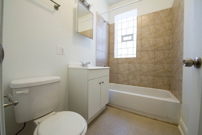 Building Photo - 3501 W Adams St Chicago, IL 60624