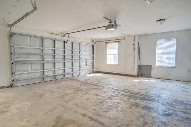 Building Photo - Move In for the Holidays! Lakefront Shadow Lakes Home – $500 Off First Month & ½ Deposit for Mili...