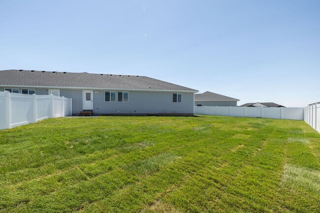 Building Photo - $500 off first month's rent. If rented before the end of AUGUST!!BRAND NEW 5 BED 3 BATH TWIN HOME