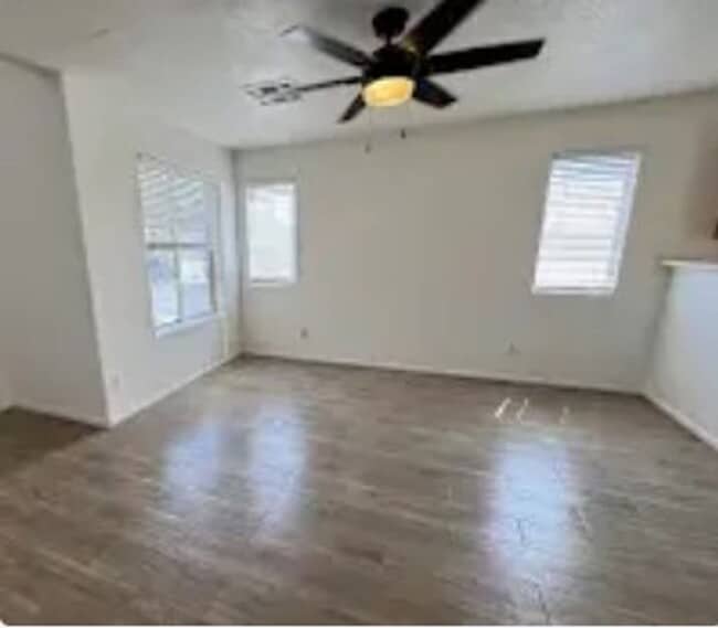 Building Photo - Beautiful 2 bedroom townhouse with garage