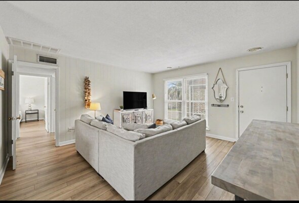 Building Photo - 874 Colony Dr