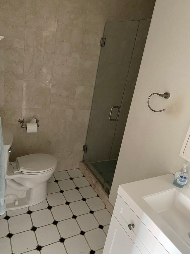 Bath Room - 10747 Wilshire Blvd