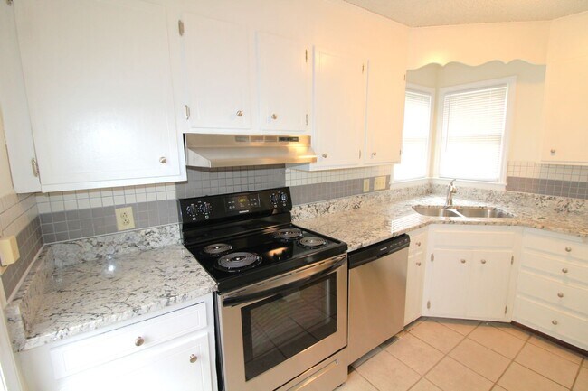 Building Photo - Charming 2 Bedroom, Large lot fenced in yard