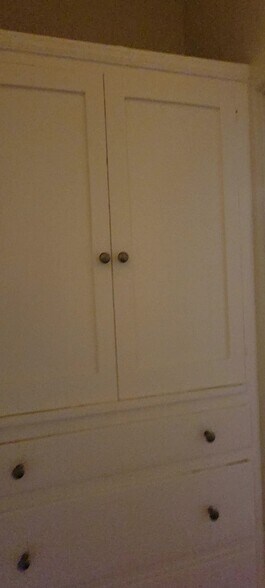 LINEN CLOSET - 1347 S Mansfield Ave