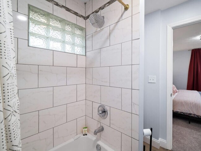 Building Photo - 2010 Chesterland Ave