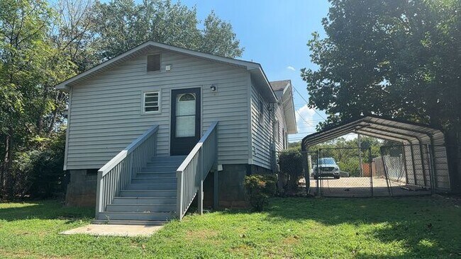 Building Photo - 3 Bedroom 1 Bathroom Renovated House with Fenced Yard