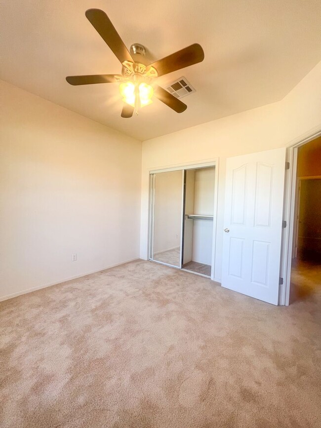 Building Photo - Adorable 3 bedroom 2 bath in Northeast El ...