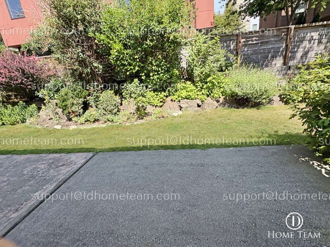 Building Photo - "Charming 2-Bedroom Townhouse Retreat in S...