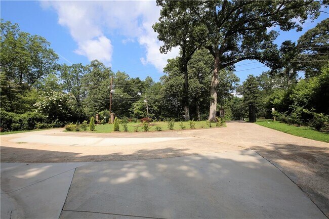 Building Photo - 957 Briarcliff Rd NE