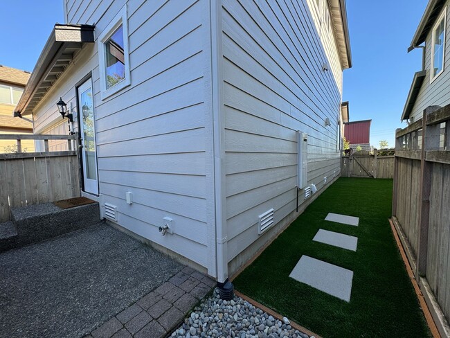 Building Photo - Outdoor Oasis 3 Bedroom Home in Horizon Pointe - Available Jan 1st