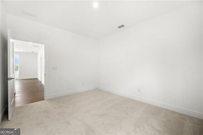 Building Photo - 2815 Medford Dr