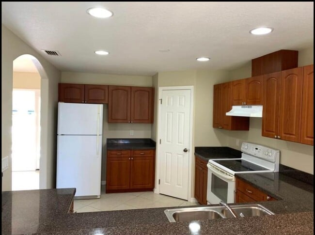 Building Photo - Charming 4 bed - 2 bath in North Port, Available Now!