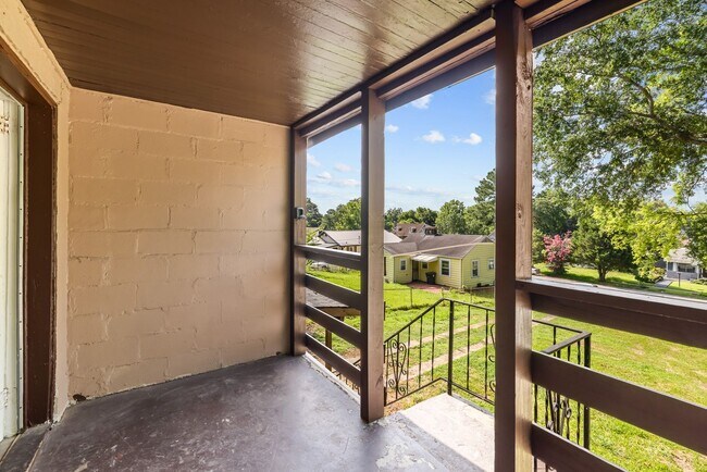 Building Photo - Charming 3 Bedroom 2 Bathroom Home