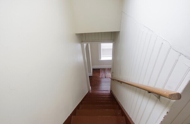 Building Photo - 122 E University Ave