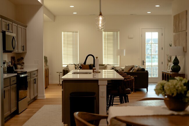 Building Photo - 1204 SW Franklin Dr