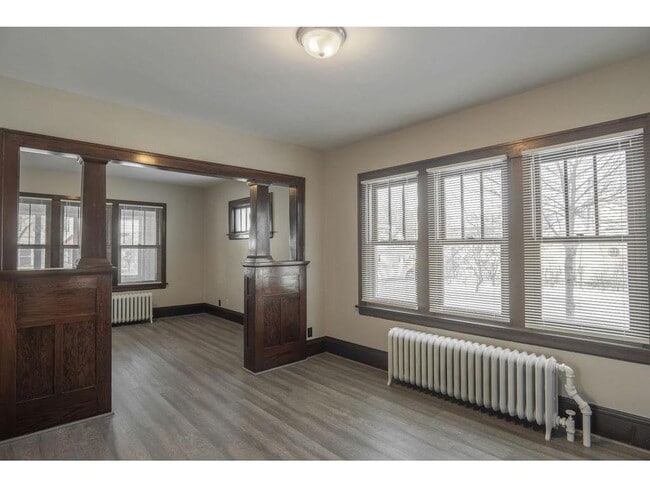 Building Photo - 890 Arkwright St N