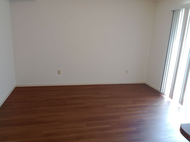 Building Photo - 210-210 Nikki Way