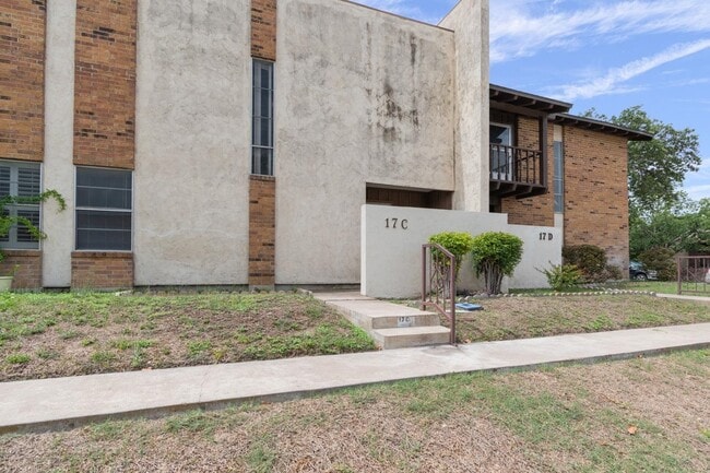 Building Photo - 100 Royal Way Dr