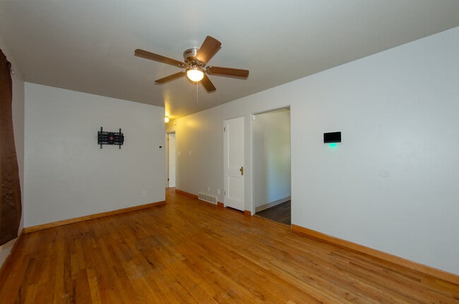 Building Photo - 513 E 9th St